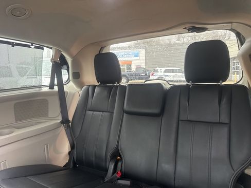 Used 2015 Chrysler Town & Country Touring w/ Driver Convenience Group image 19