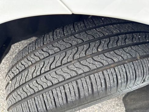 Used 2024 Chrysler Pacifica Touring-L image 27