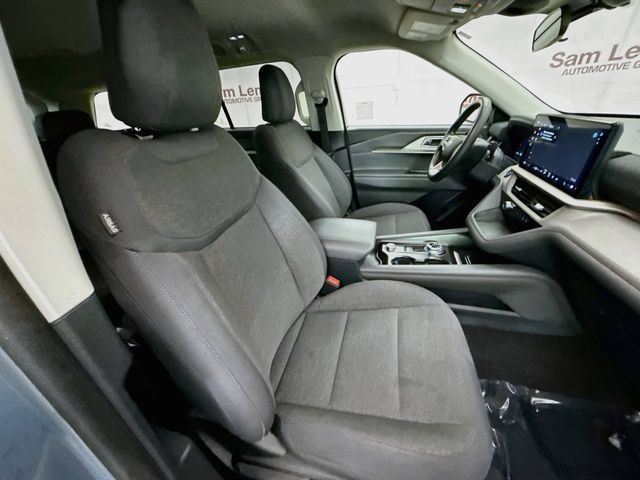 Used 2025 Ford Explorer Active AWD/4WD image 29