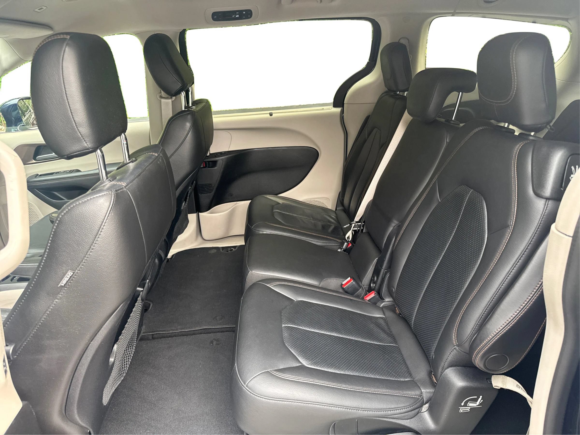 Used 2019 Chrysler Pacifica Touring-L FWD image 13