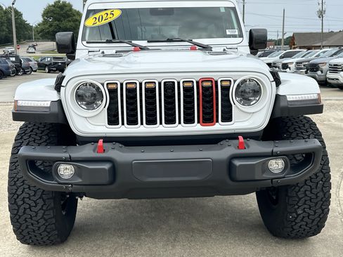 Used 2025 Jeep Wrangler Unlimited Rubicon AWD/4WD image 2