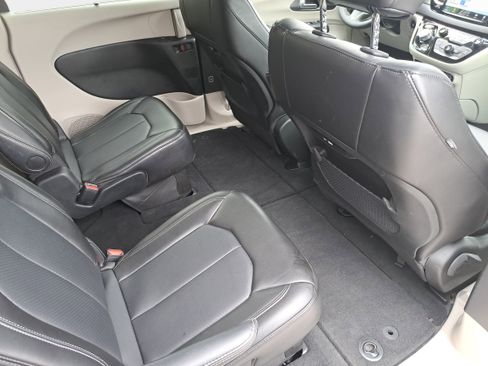 Used 2024 Chrysler Pacifica Touring-L FWD image 11