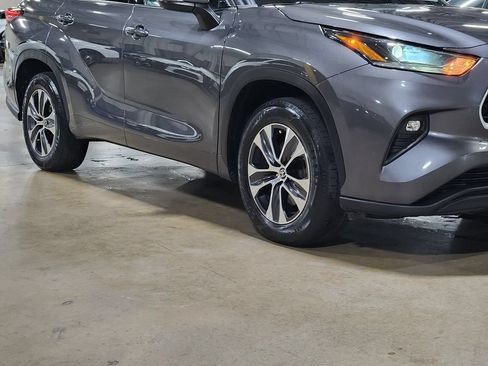 Used 2021 Toyota Highlander XLE FWD image 16