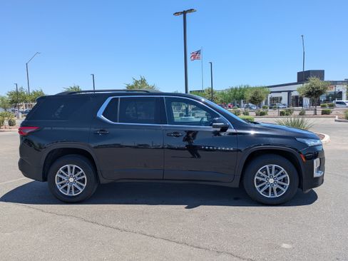 Used 2023 Chevrolet Traverse LT FWD image 3