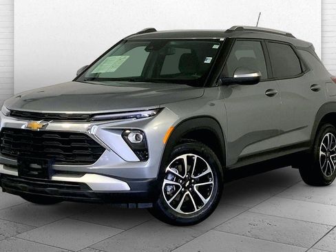 Used 2025 Chevrolet TrailBlazer LT AWD/4WD image 12