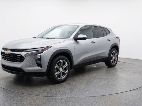 Used 2025 Chevrolet Blazer LT FWD image 3