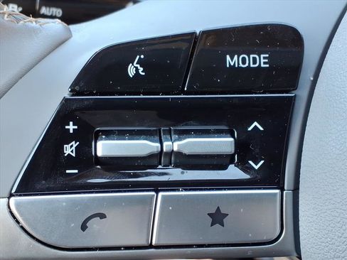 Used 2025 Hyundai Elantra SEL w/ Cargo Package image 29