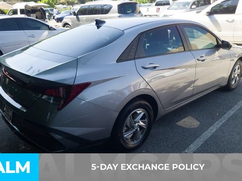 Used 2025 Hyundai Elantra SE FWD image 3