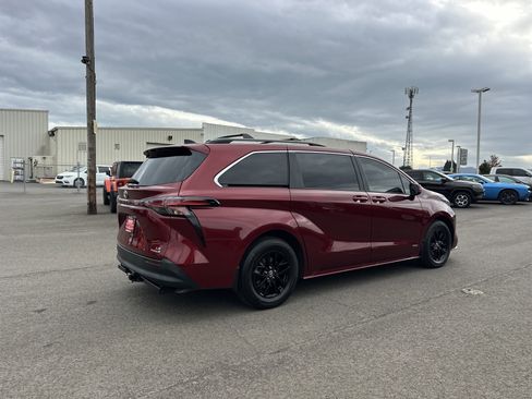 Used 2021 Toyota Sienna LE image 6