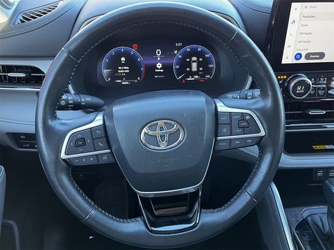 Used 2024 Toyota Highlander Limited image 11