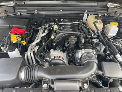 Used 2022 Jeep Gladiator Sport AWD/4WD image 34