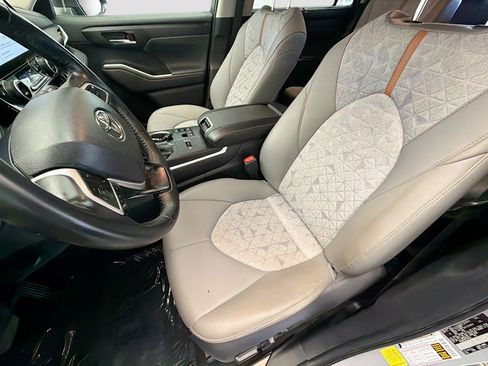 Used 2023 Toyota Highlander Bronze Edition AWD/4WD image 11