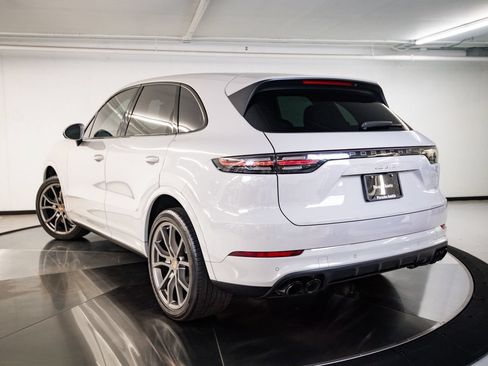 Certified 2023 Porsche Cayenne AWD/4WD image 3