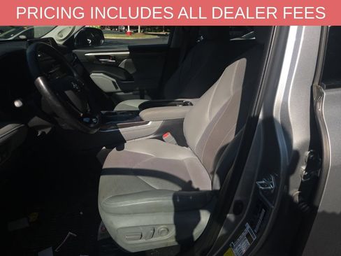 Used 2021 Toyota Highlander Limited FWD image 7