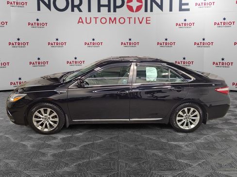 Used 2017 Toyota Camry XLE image 3