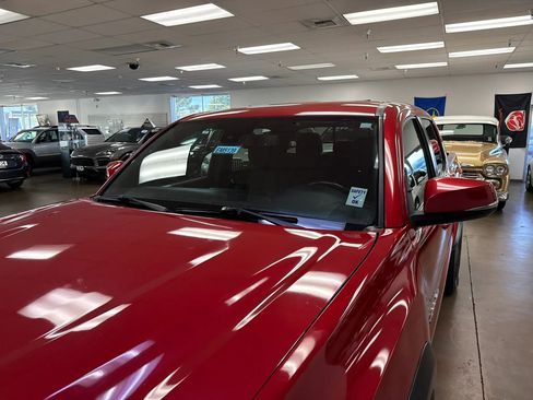 Used 2018 Toyota Tacoma TRD Off-Road w/ Technology Package AWD/4WD image 25