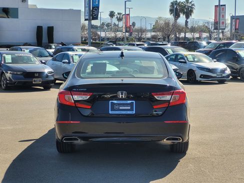 Used 2018 Honda Accord Touring image 6
