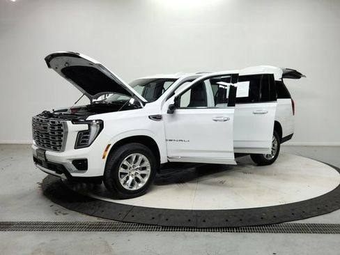 Used 2025 GMC Yukon XL Denali AWD/4WD image 12