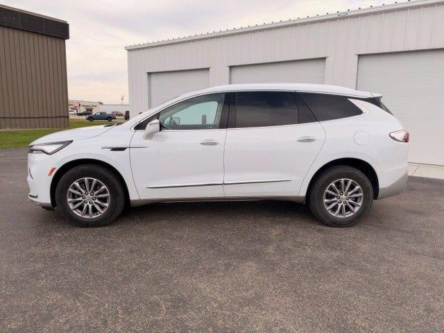 Used 2023 Buick Enclave Essence AWD/4WD image 2