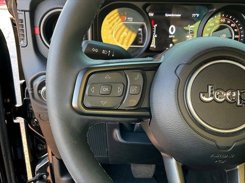 Used 2025 Jeep Wrangler Unlimited Rubicon w/ Technology Group image 18