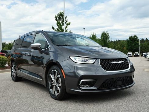 Used 2022 Chrysler Pacifica Pinnacle FWD image 3