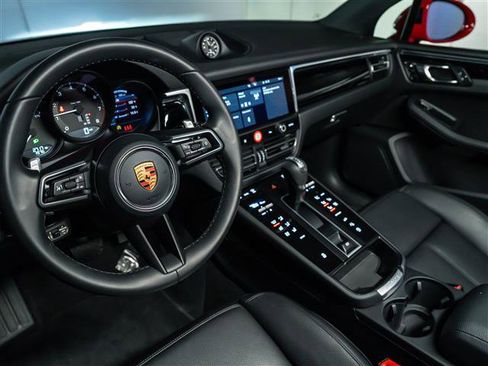 Certified 2026 Porsche Macan AWD/4WD image 4