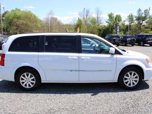 Used 2016 Chrysler Town & Country Touring FWD image 6