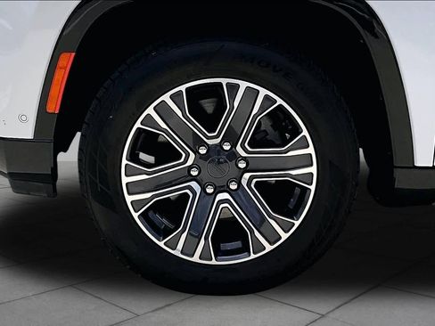 Used 2024 Jeep Wagoneer Series II w/ Flexible Seating Group RWD image 10
