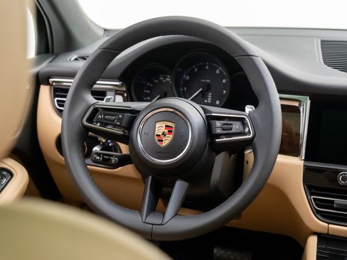 Certified 2025 Porsche Macan image 12