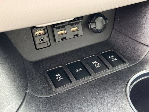 Used 2019 Toyota Highlander XLE AWD/4WD image 40