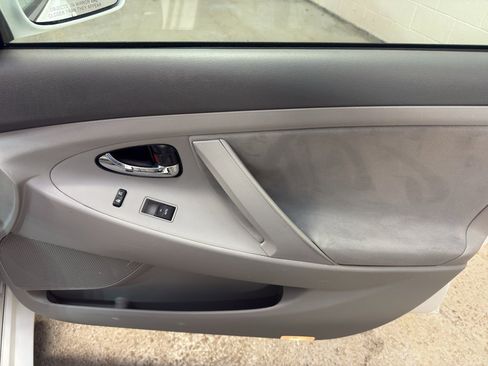 Used 2011 Toyota Camry LE image 19