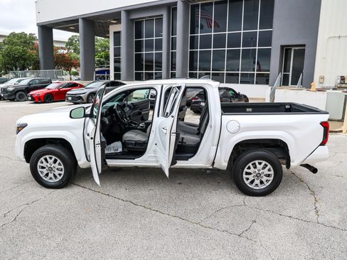 Certified 2024 Toyota Tacoma SR5 AWD/4WD image 11