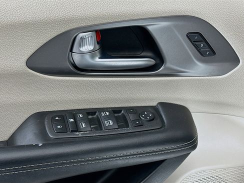 Used 2022 Chrysler Pacifica Touring-L FWD image 15