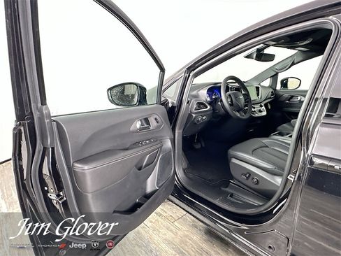 New 2026 Chrysler Pacifica Select image 20