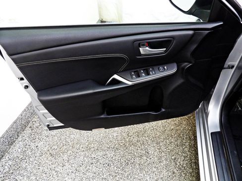Used 2015 Toyota Camry XLE w/ Moonroof Package FWD image 7