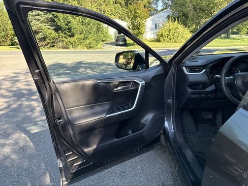 Used 2023 Toyota RAV4 XLE Premium image 13