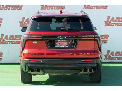 Used 2024 Chevrolet Traverse LT w/ Midnight/Sport Edition FWD image 2