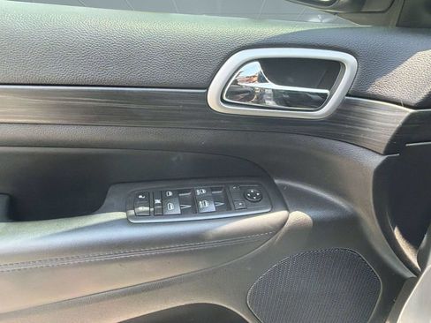 Used 2019 Jeep Grand Cherokee Laredo w/ Laredo X Package RWD image 14