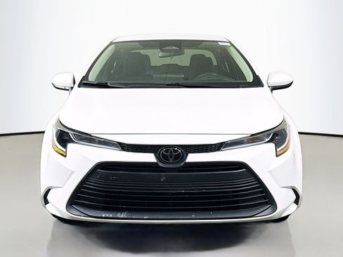 Used 2025 Toyota Corolla LE FWD image 2