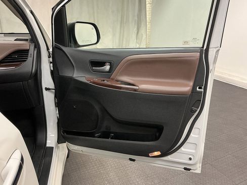 Used 2018 Toyota Sienna Limited Premium w/ Protection Package FWD image 43