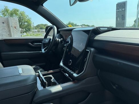 Used 2025 GMC Yukon XL Denali AWD/4WD image 29