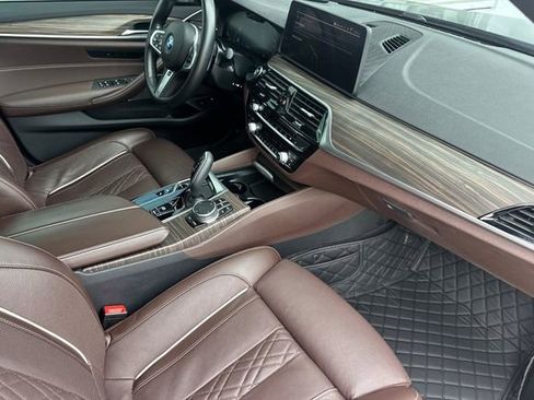 Used 2023 BMW 530e xDrive w/ Executive Package image 18