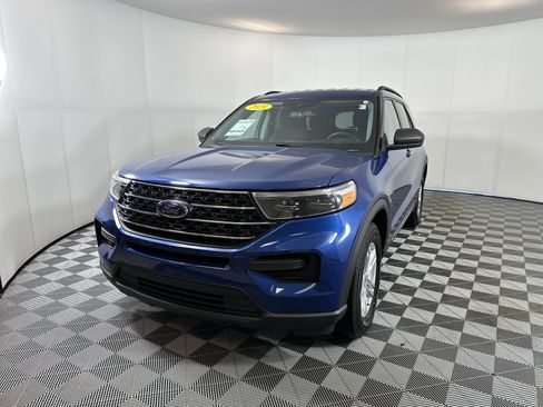 Used 2021 Ford Explorer XLT image 2