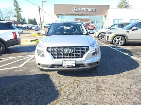 Used 2025 Hyundai Venue SEL image 4