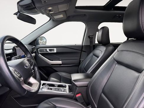 Used 2023 Ford Explorer XLT image 3