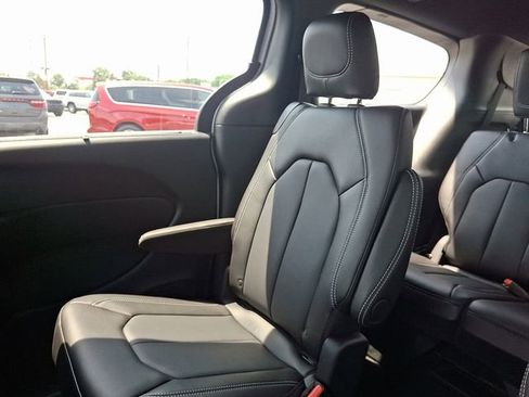 New 2025 Chrysler Pacifica Select AWD/4WD image 12