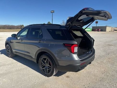 Used 2025 Ford Explorer ST-Line w/ ST-Line Street Pack image 4