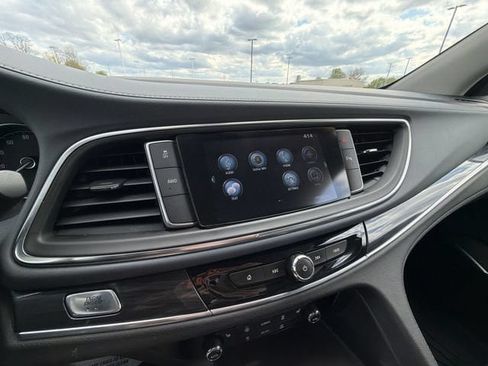 Used 2019 Buick Enclave Essence AWD/4WD image 18
