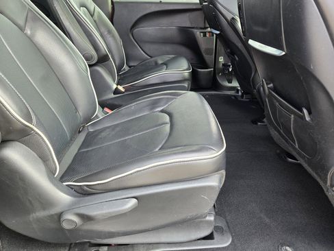 Used 2019 Chrysler Pacifica Limited w/ Advanced Safetytec Group image 14