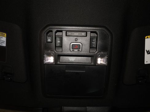 Used 2025 Toyota Tundra Limited AWD/4WD image 32